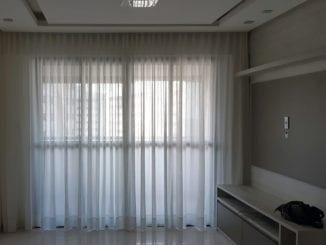 A cortina Voal é o tipo de cortinas para sala mais utilizado em apartamentos.
