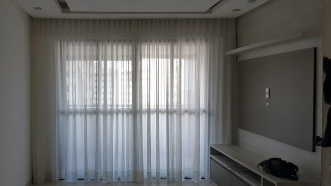 A cortina Voal é o tipo de cortinas para sala mais utilizado em apartamentos.